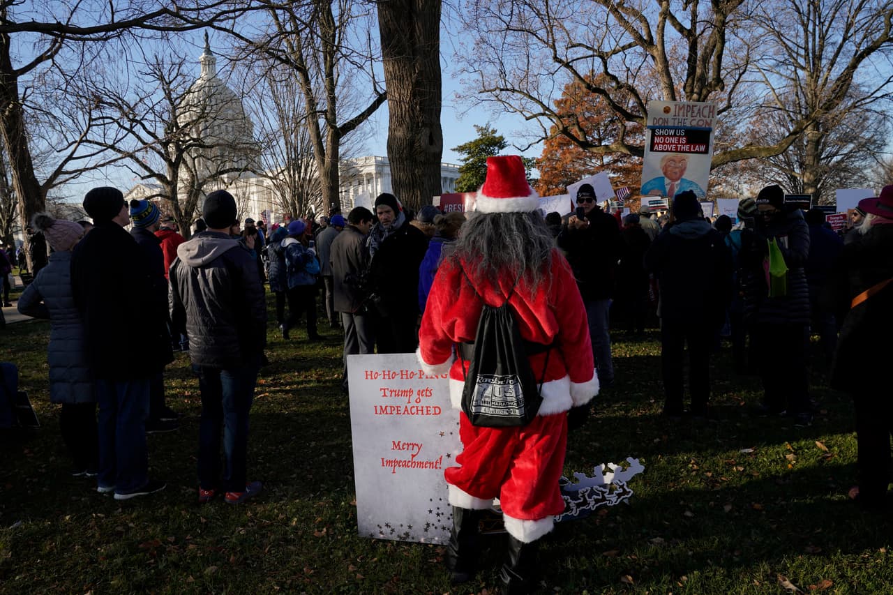 Un Santa entre los manifestantes que apoyan el juicio político a Donald Trump frente al Capitolio de EEUU. 18 de diciembre de 2019.