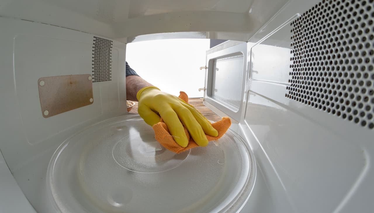 Truque inteligente para desengordurar micro-ondas: coloque esta misturinha para esquentar e pronto! 