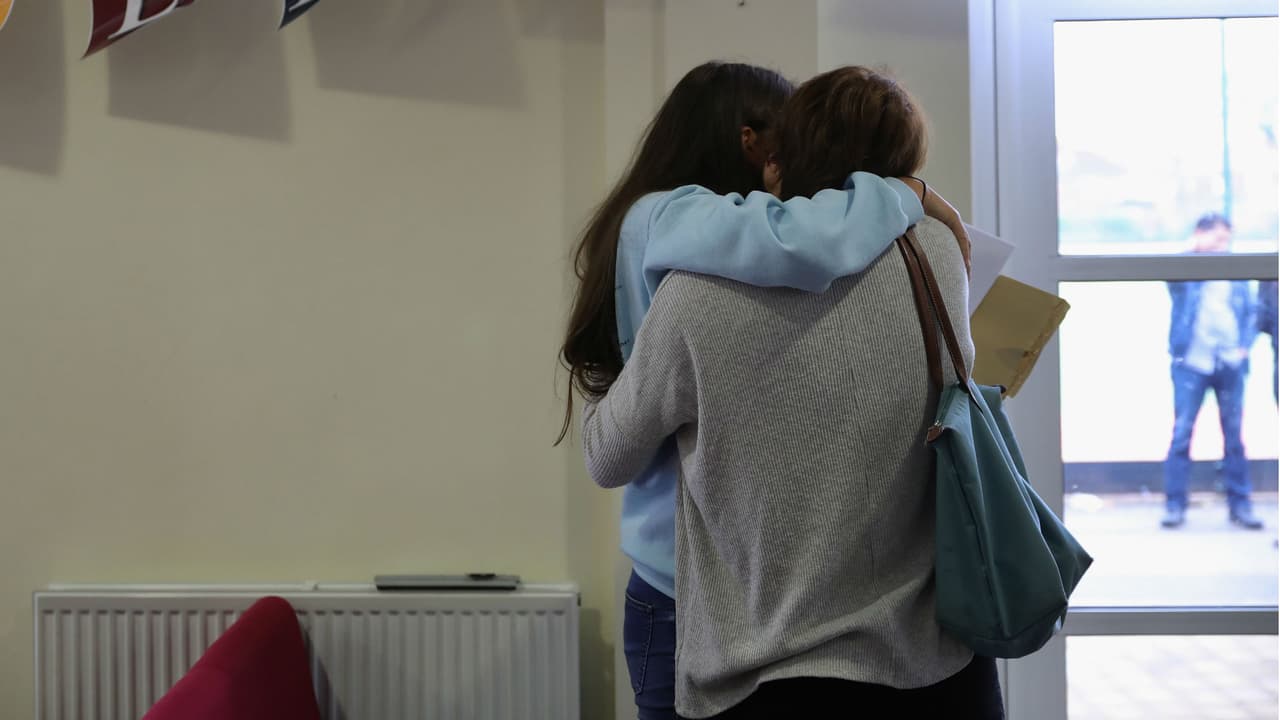 El detective Mario Robau y Melissa Rangel, expertos en el tema de desapariciones, explican que se debe hacer la denuncia cuando se tenga sospecha de que el ser querido está en peligro. Dicen que es fundamental tener información y una foto actual de la persona.