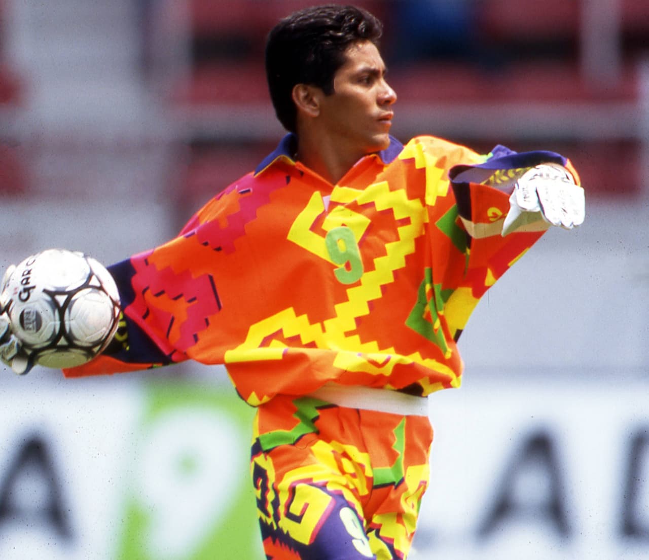 Como jugador, hizo las fuerzas básicas en los Pumas pese a la negativa de su padre, ya que no quería que se mudara a la Ciudad de México.