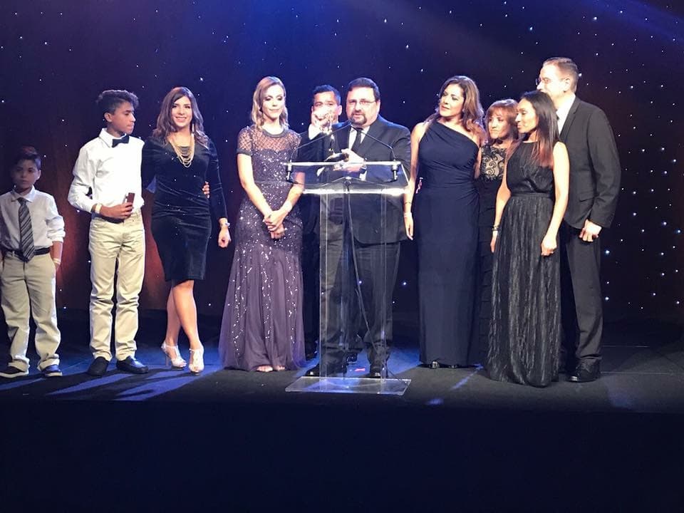 El exdirector de noticias de Univision Dallas, Samuel Belilty, ofrece unas palabras durante la ceremonia en San Antonio, rodeado del equipo de Noticias 23.