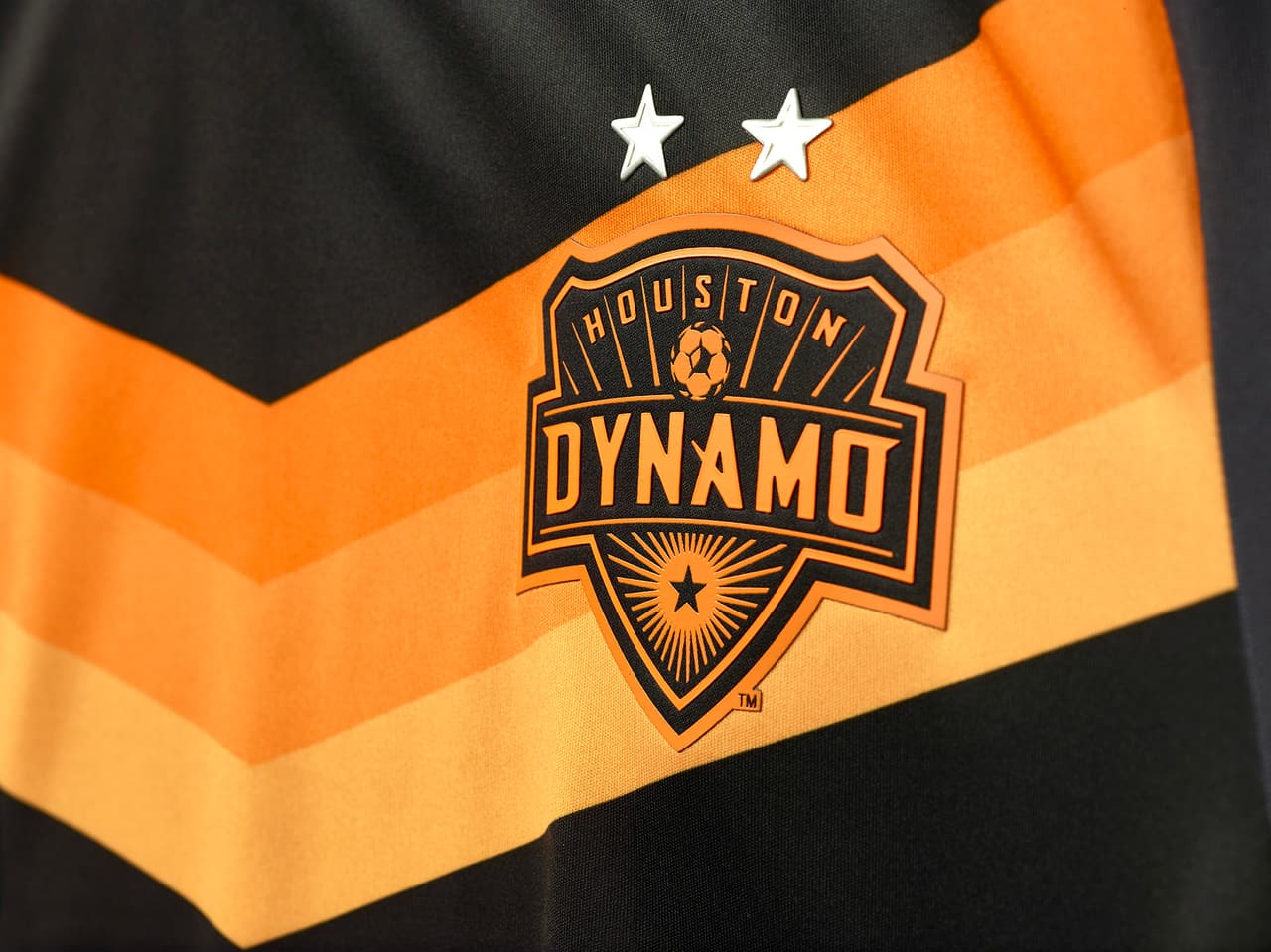 Houston Dynamo presentó por primera vez una camiseta negra. Sobre el pecho un chevrón naranja y el escudo a tono, acompañado por las dos estrellas de campeonato de MLS.