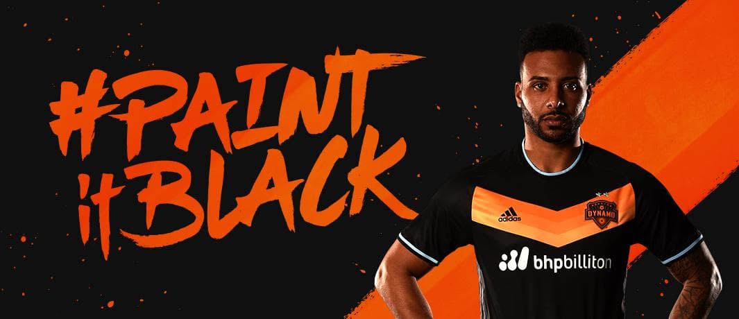 El jamaiquino Gilles Barnes luce la camiseta con la campaña #PaintItBlack.