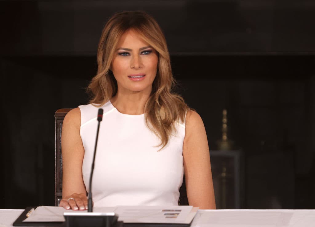 Al igual que el presidente Donald Trump, la primera dama 
<b><a href="https://www.univision.com/temas/melania-trump">Melania Trump</a></b> dio positivo por coronavirus al ser sometida a una prueba el 2 de octubre. A través de su cuenta de Twitter, la esposa del mandatario anunció que ha pospuesto "todos los próximos compromisos" y que permanecerá confinada en la casa Blanca. El médico de la presidencia, Sean Conley, indicó a periodistas que Melania Trump 
<a href="https://www.univision.com/noticias/elecciones-en-eeuu-2020/trump-esta-ingresado-en-el-hospital-walter-reed-donde-pasara-varios-dias-por-consejo-de-sus-doctores">padece una tos leve y dolor de cabeza. </a>