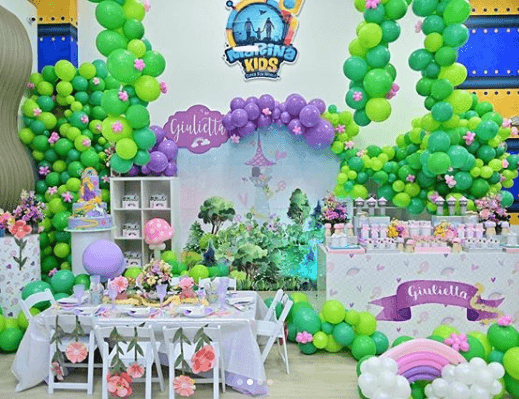 La decoración espectacular este año tuvo varios temas: Rapunzel, unicornios, corazones y arcoíris. El mobiliario, florería, globos, pastel y piñata fueron totalmente personalizados para Giulietta, todos estos detalles dejaron impactados a los asistentes que fueron a felicitar en persona a la princesa de Ana y Luis Carlos.
