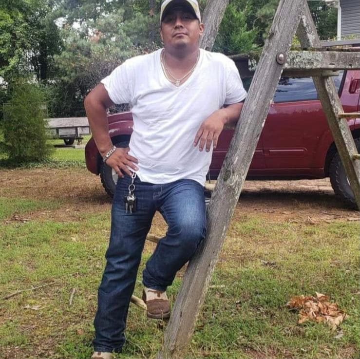 Flor Gonzales dijo que “él recibió la bala en la frente, y luego de la frente bajó por la cara, por la garganta, pasó tocando el pulmón, y ahorita no le han sacado la bala, está a un lado del abdomen, los doctores dicen que no pueden sacarle la bala porque es muy arriesgado”.