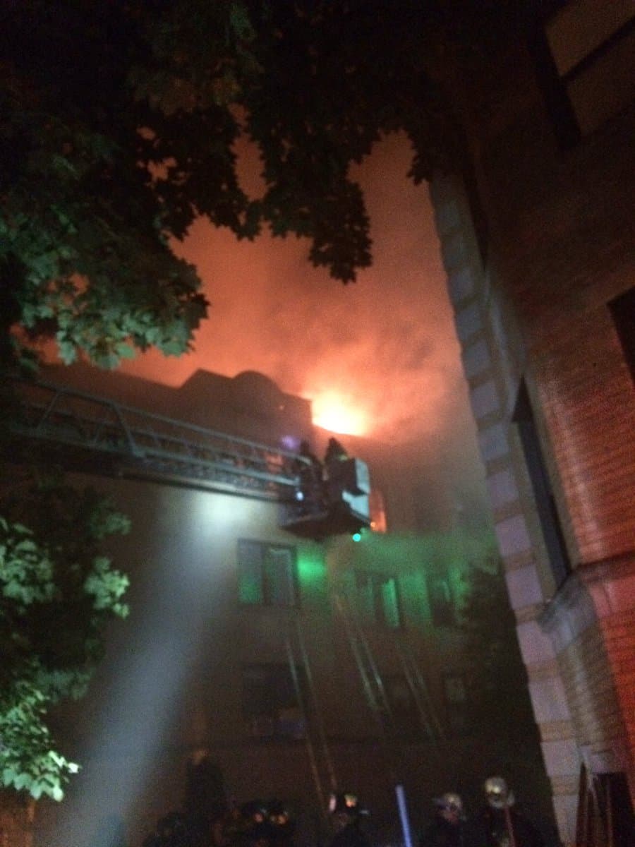 Los bomberos extinguieron el fuego justo poco antes de las 4:40 am.
<br>