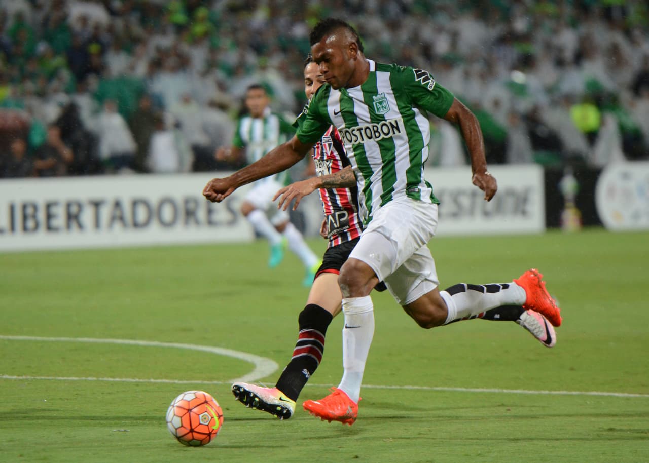 Su buen paso lo llevó al Atlético Nacional, que era semifinalista de la Copa Libertadores. El delantero disputó su primer partido oficial contra Sao Paulo. En su debut anotó dos goles en su visita al estadio Morumbí del equipo brasileño.