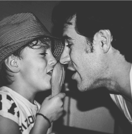 Además de haber heredado el talento de sus padres, Sebastián comparte el gusto de su padre por las motos. 
<br>