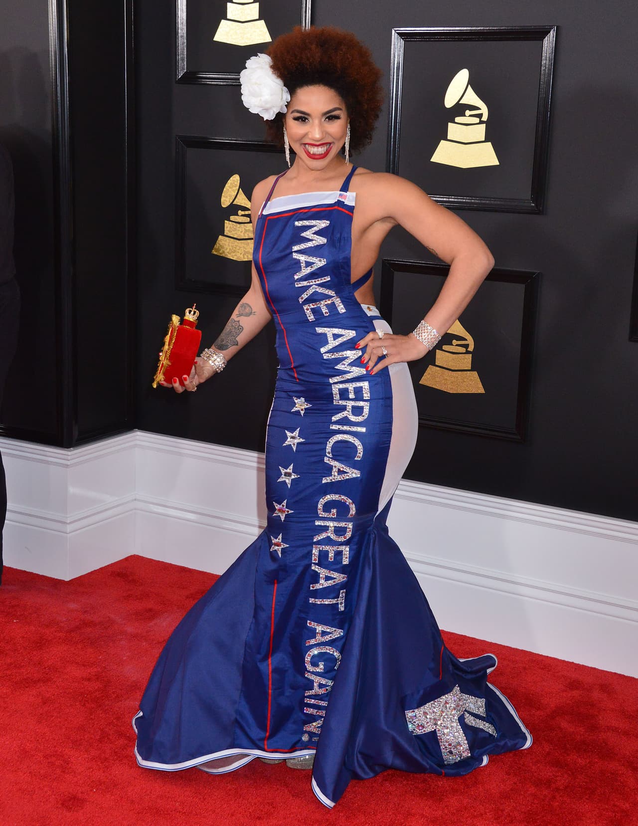 En 2017 fue la primera vez llamó la atención en los GRAMMY por sus looks pro-Trump. Vistió este modelo ceñido con los colores de la bandera de EEUU y el lema de campaña de Trump: 'Make America Great Again'.