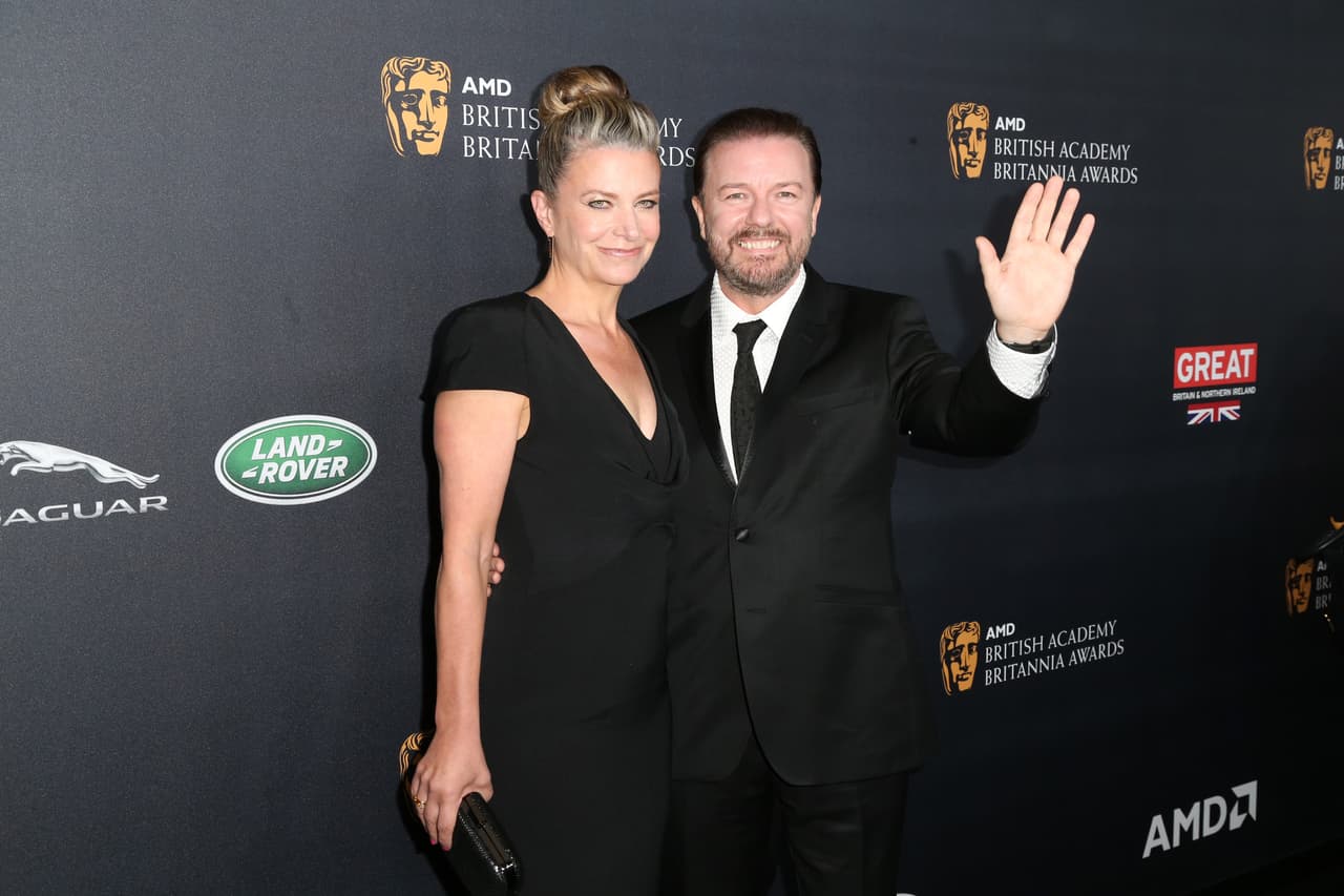 Ricky Gervais con su pareja.