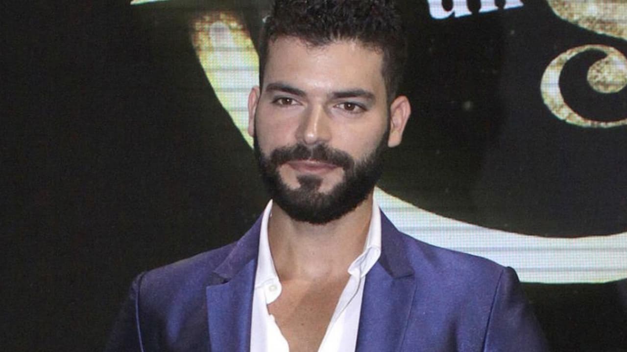 El actor Adrián Di Monte, que dejó a Cuba hace 15 años en busca de un mejor futuro, desde hace tiempo ni siquiera ha podido enviarles dinero a sus papás y lanzó una fuerte crítica hacia los dictadores.