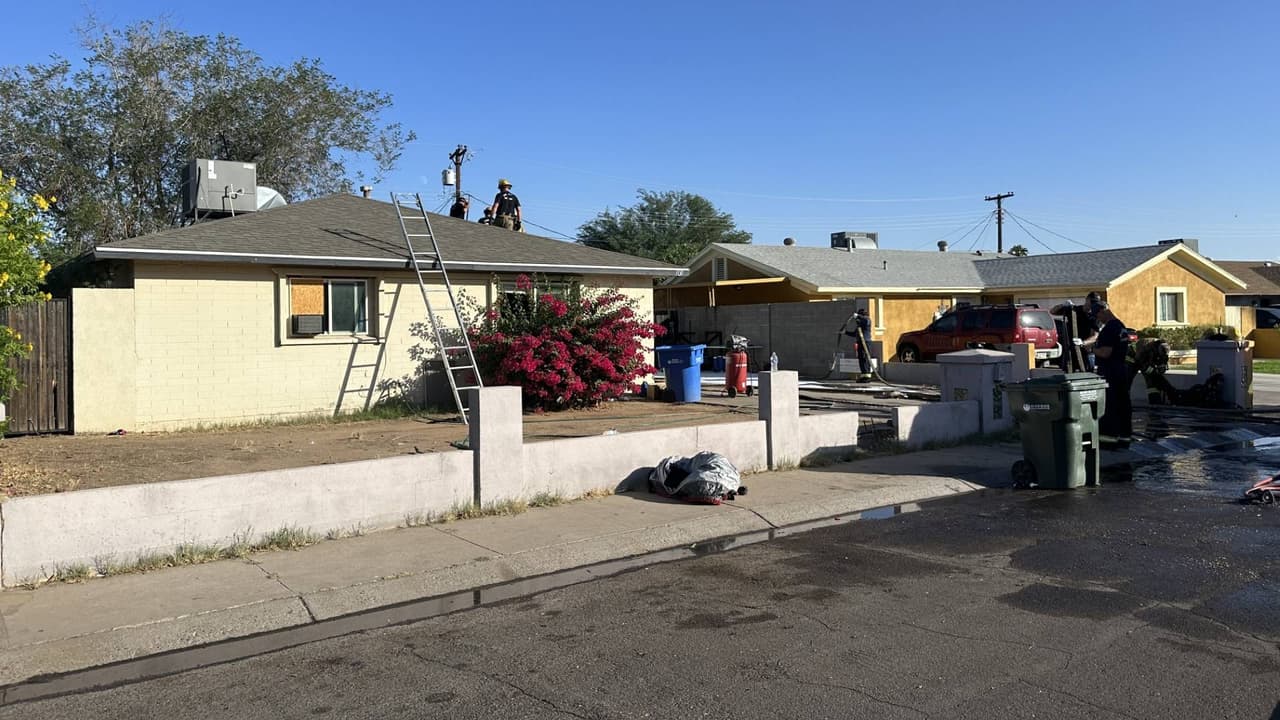 Al llegar al lugar las cuadrillas de rescate encontraron intensas llamas y humo saliendo de la parte trasera de una casa residencial.
