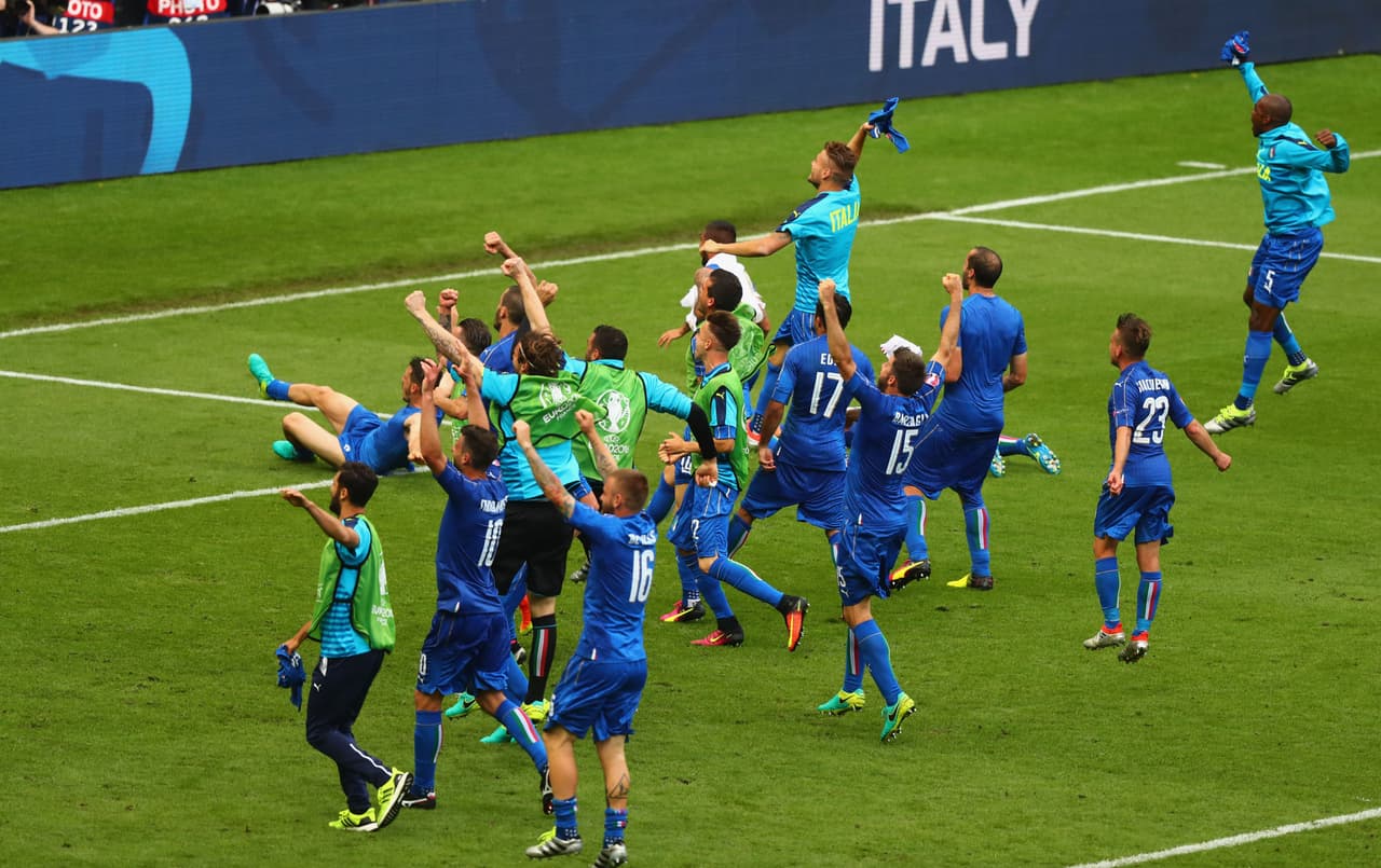 Los jugadores de Italia celebraron en grande su victoria sobre España.