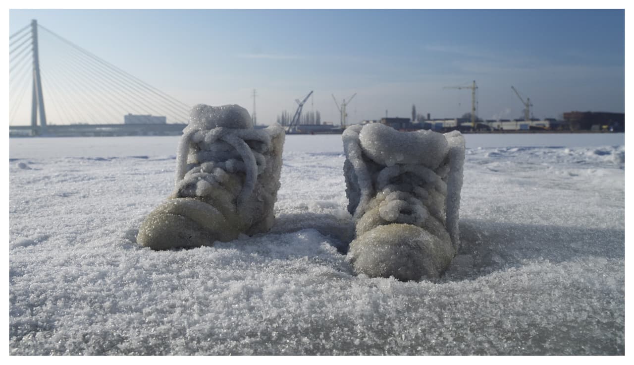 Esta imagen de un par de zapatos de sal derritiéndose en el hielo de un lago helado en Gdansk, Polonia ("Lago salado", 2011), fue una pieza central de su exposición para el pabellón de Israel en la Bienal de Venecia 2011.
