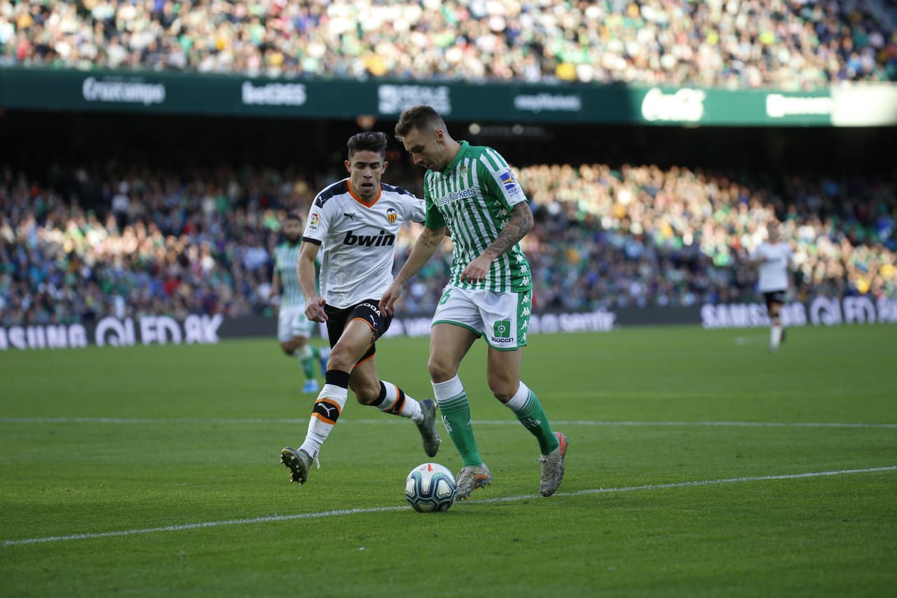 Gomez (32’) abrió el marcador para Valencia y Joaquín Sánchez (37’) emparejó los cartones.