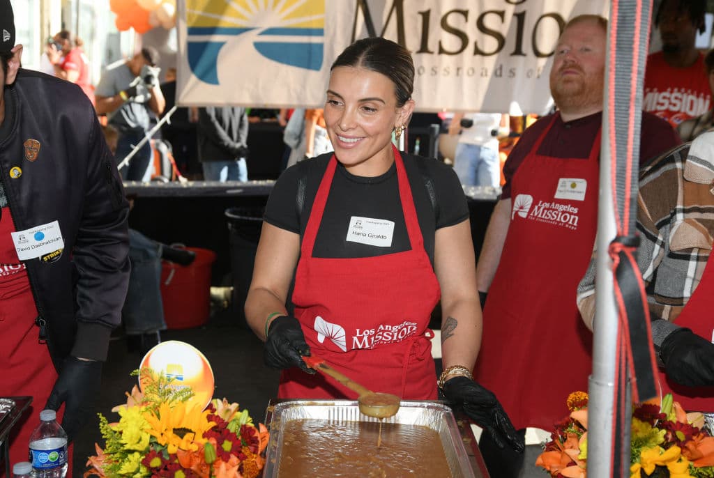 Este evento reunió a una multitud numerosa y agradecida en la calle 5th Street en Skid Row, que se transformó en un comedor festivo al aire libre abierto a todos los necesitados. En la imagen aparece Hana Giraldo.