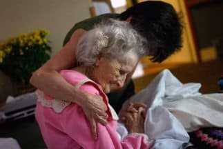 Las profesiones de cuidado geriátrico no son populares ni lucrativas.