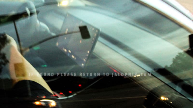 En el Tesla Model 3 el panel de instrumentos y controles estará contenido en una pantalla sensible al tacto de 15 pulgadas. Esta pantalla, que ya aparecía en una manera muy primitiva en las maquetas iniciales, estaría
<b> instalada horizontalmente y no verticalmente como la del Model S</b> y sería provista por el fabricante coreano de equipos eléctricos LG.