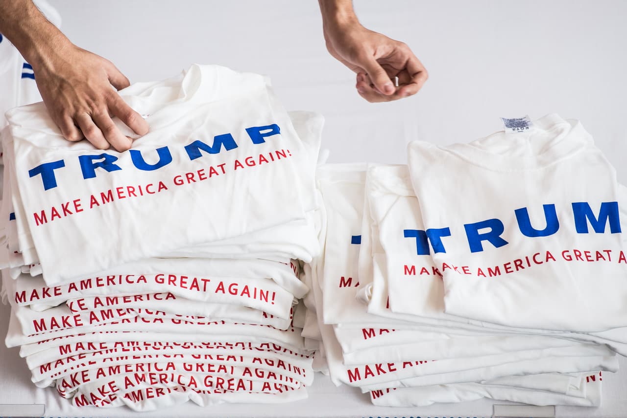 Camiseta con el lema promocional de la campaña de Donald Trump