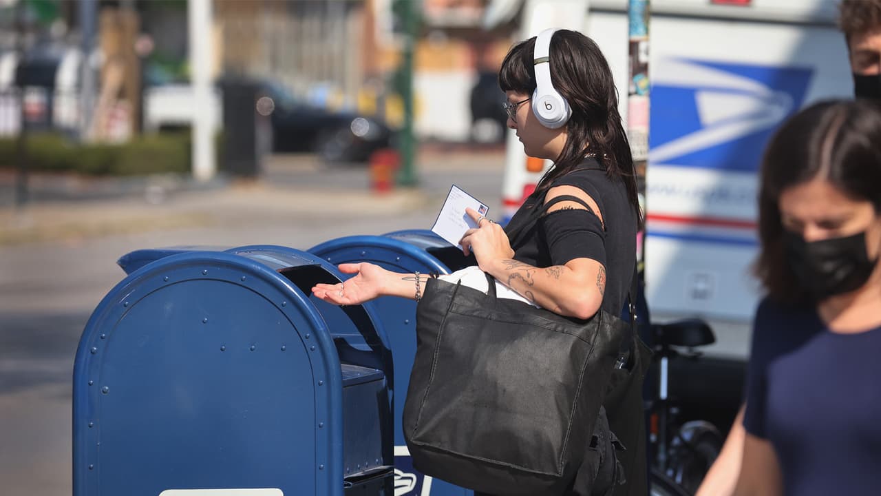 <b>¿Y si pedí mi boleta, pero la quiero entregar en persona?</b>
<br>Si solicitaste la
<b>boleta electoral por correo</b> también tienes la opción de
<b>entregarla en persona</b>, sin enviarla de vuelta por correo. Para ello debes llevar tu sobre a las oficinas de la autoridad electoral o en los buzones de entrega designados para ello.