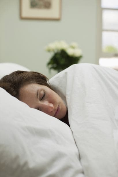 Descansa. Llama a la oficina y avisa que te ausentarás un par de días ya que te sientes mal ¡y puede ser contagioso! Aprovecha el tiempo libre para darle a tu cuerpo el descanso que merece. Acomódate en tu sillón y elige un libro, o haz una maratón de tus películas favoritas.