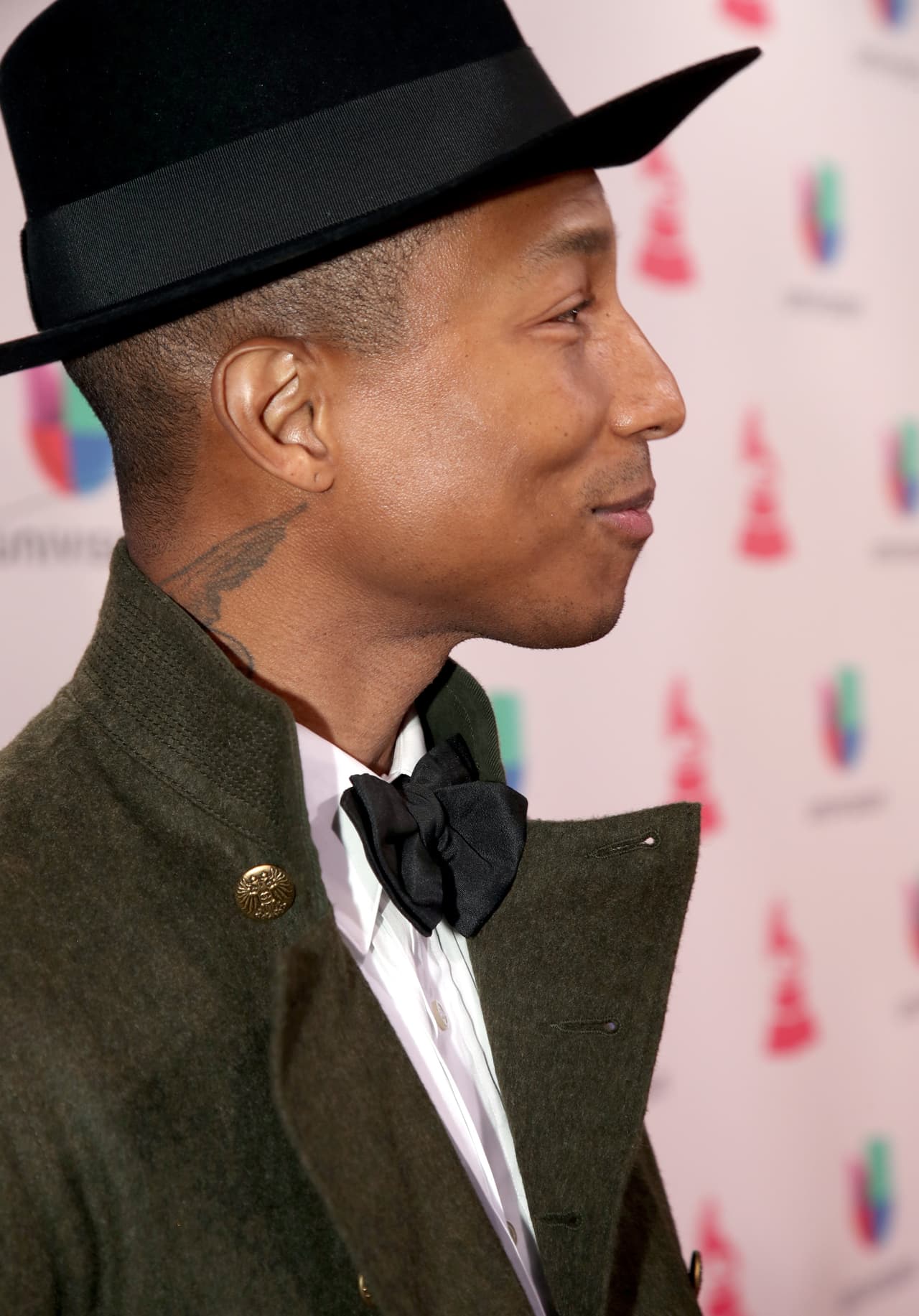 El productor Pharrel Williams rompió las reglas de gala y optó por vestir unos jeans con una chaqueta de paño de color verde olivo, muy adecuado para la temporada. Fue otro de los arriegados que usó sombrero.
