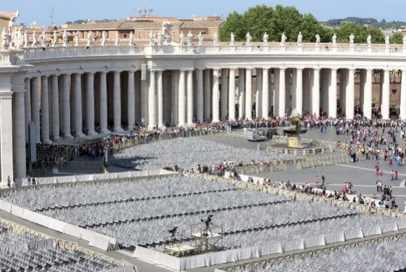 Se prevé que acudan un millón de fieles, cerca de 150 cardenales, además de las delegaciones de 92 países y 24 jefes de Estado y Gobierno.