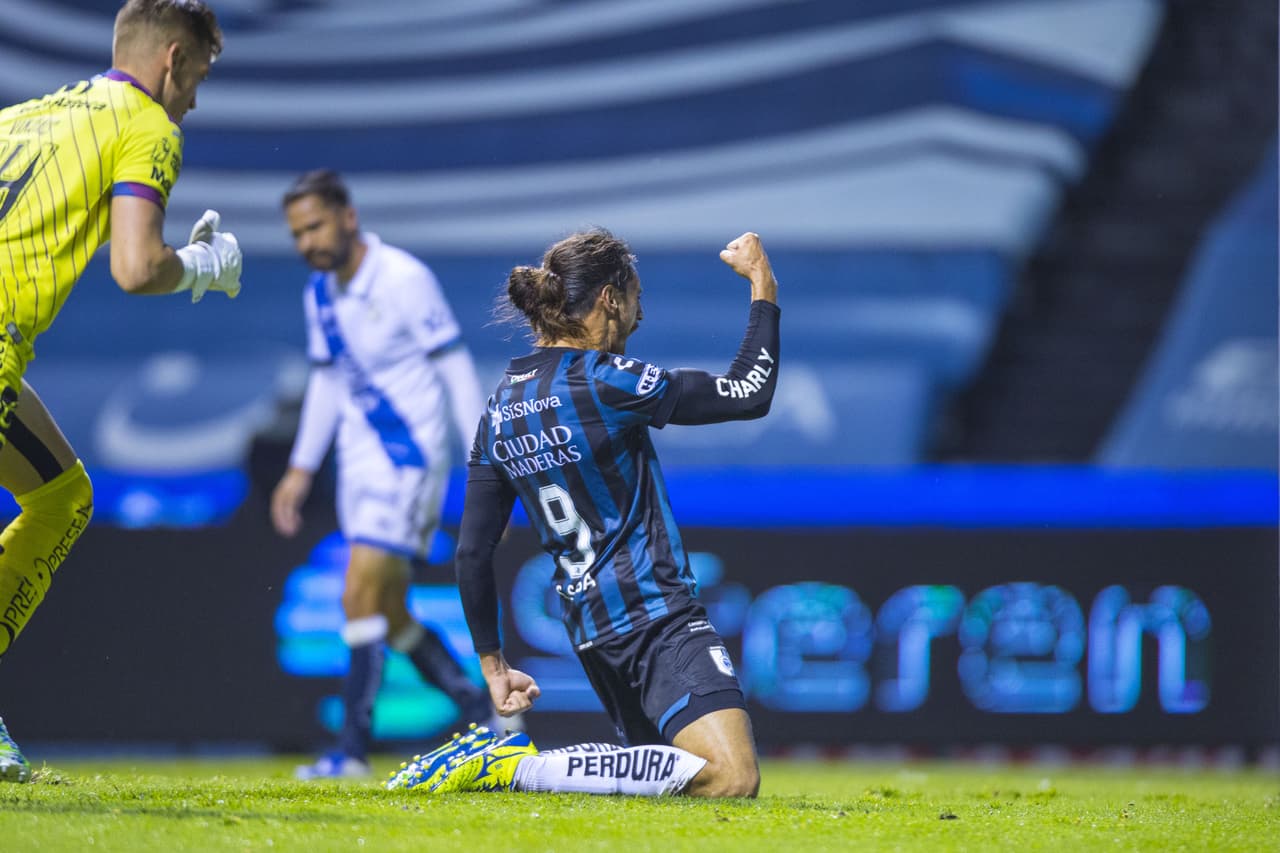 Poco antes de terminar los primeros 45’ de juego, Gallos le daba vuelta al marcador.