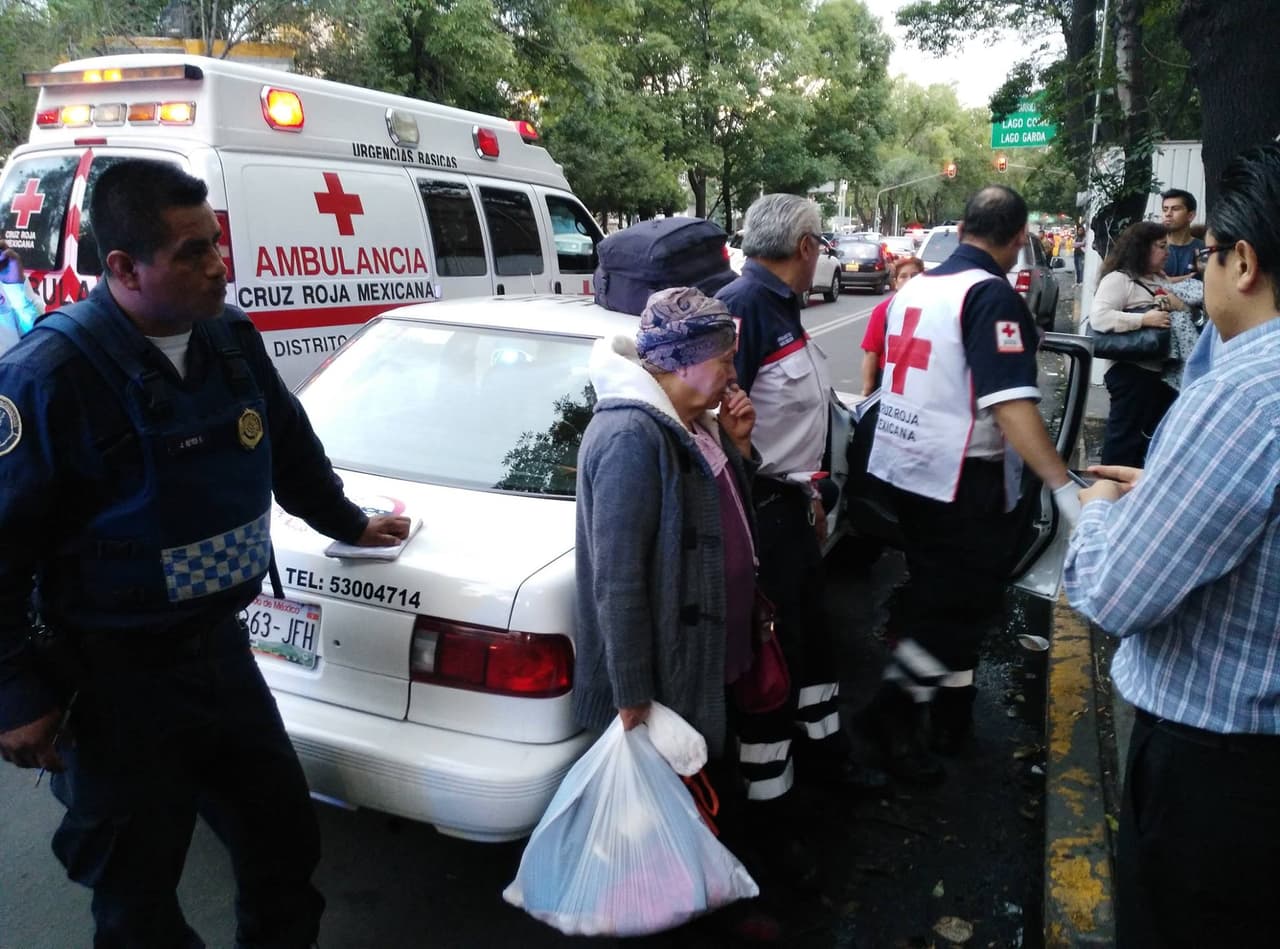 Denuncian muerte de un hombre esperando en un taxi sin recibir ayuda de hospital de Ciudad de México