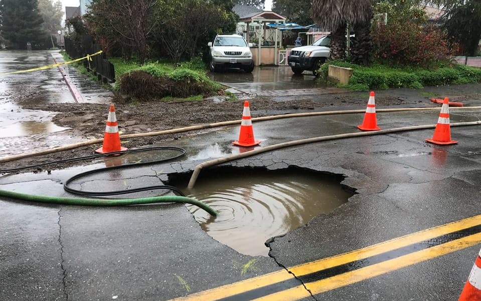 Tras varias horas de trabajo, las autoridades lograron drenar toda el agua. Sin embargo, no hay fecha para que puedan cubrir el socavón en Castro Valley.