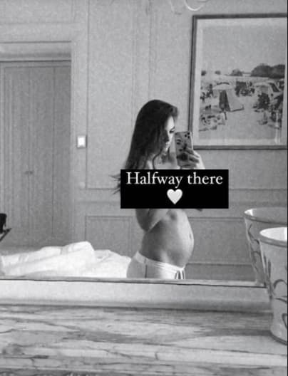 En las 'selfies' frente al espejo dejó ver 
<b>su anatomía </b>contando que está a "medio camino" de conocer al bebé que espera con tanto amor.