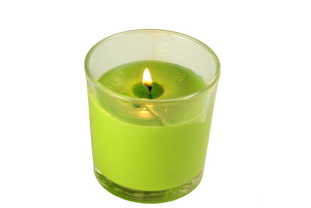 - Una vela verde
<br>- Un pedazo de papel pergamino 
<br>- Un bolígrafo de tinta dorada