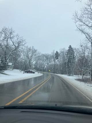 Las autopistas también se cubrieron de blanco con la caída de nieve en varias partes de Illinois, una de ellas fue Woodstock, que así amaneció.