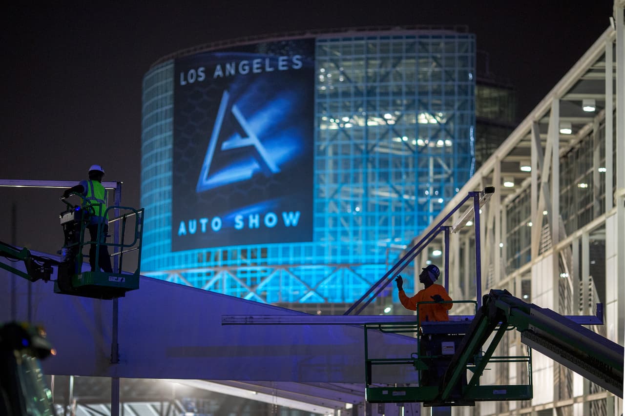 La llegada del
<a href="http://www.univision.com/noticias/auto-shows/los-angeles-auto-show"><b>Auto Show de Los Angeles</b></a> marca el inicio de la temporada de los salones del automóvil estadounidenses la cual cierra con el Auto Show de Nueva York en semana santa. Los fabricantes suelen mostrar grandes sorpresas en la cita angelina cuyos efectos se sienten durante el resto de la temporada. Conoce algunos de los vehículos que de la muestra que tuvo lugar este año en el centro de convenciones de la ciudad de Los Angeles, la cual permanecerá abierta al público hasta el próximo 27 de noviembre.