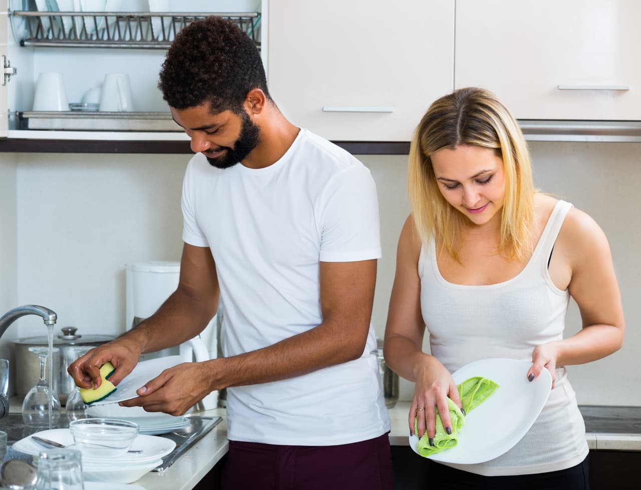 Lavar y secar los trastes sucios después de comer es la mejor manera de mantener impecable tu cocina. Acumular una pila de platos para después se convertirá en una tarea que te llevará más tiempo de lo necesario.