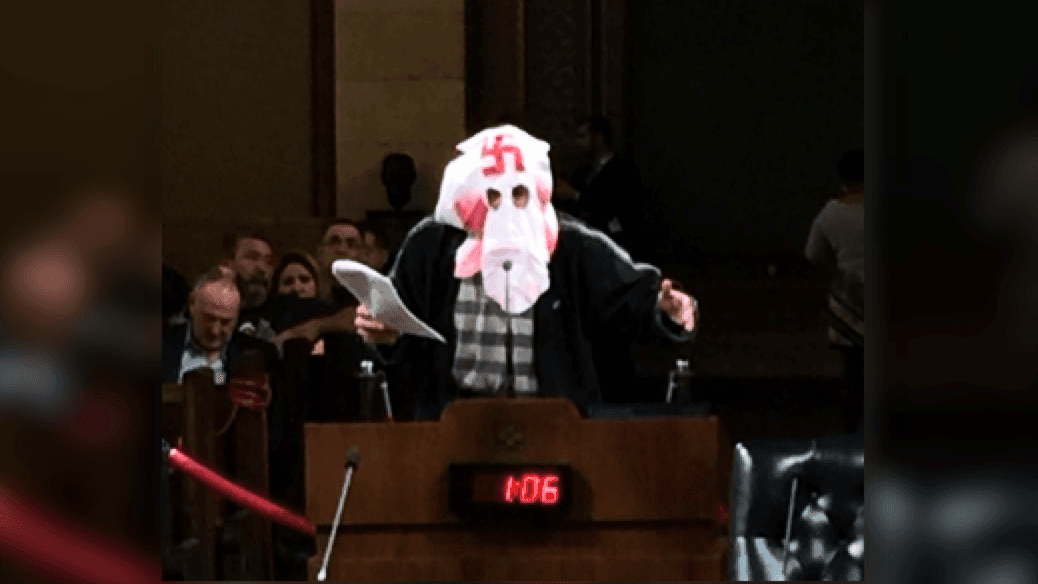 Desarman a un abogado que usa capucha del KKK y dice representar a los inmigrantes