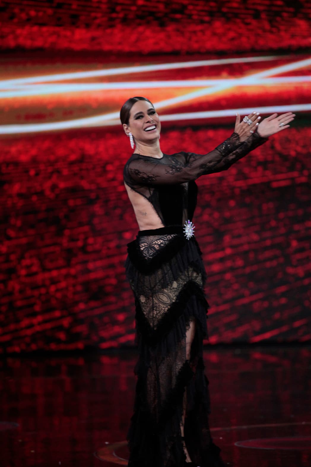 El calzado de plataformas y tacón ancho ayudaron a que la presentadora estuviera cómoda durante el par de horas que duró el show.