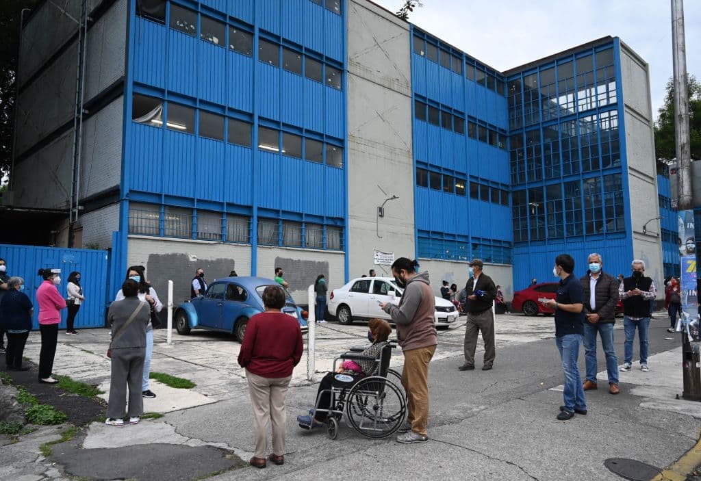 En oposición al partido de AMLO se ha formado una inesperada alianza entre los partidos tradicionales PRI, de centro, el conservador PAN y el izquierdista PRD.