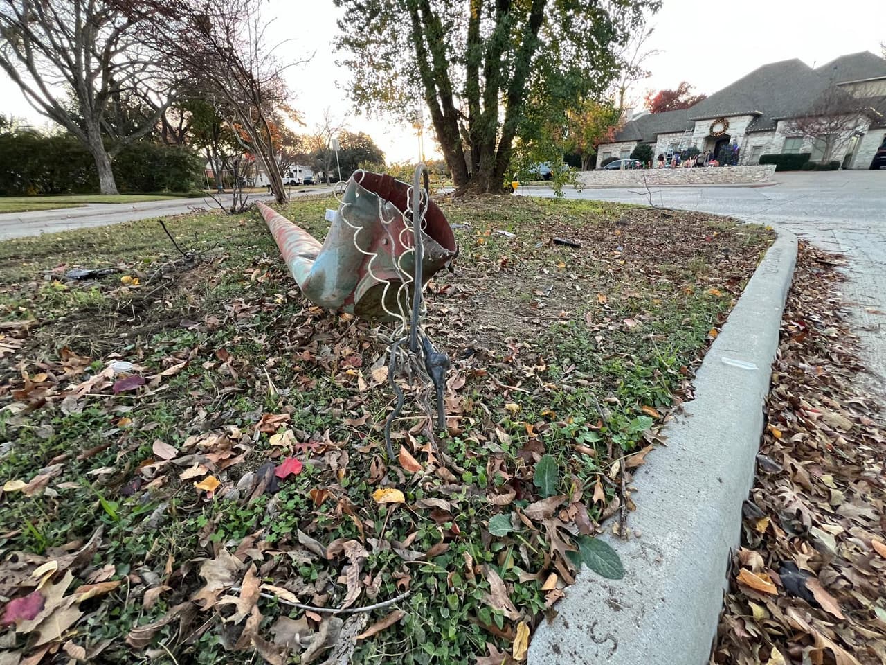 En el sitio quedaron varios restos y daños por el impacto del choque. Hasta ahora no se ha identificado al conductor que murió en el sitio.