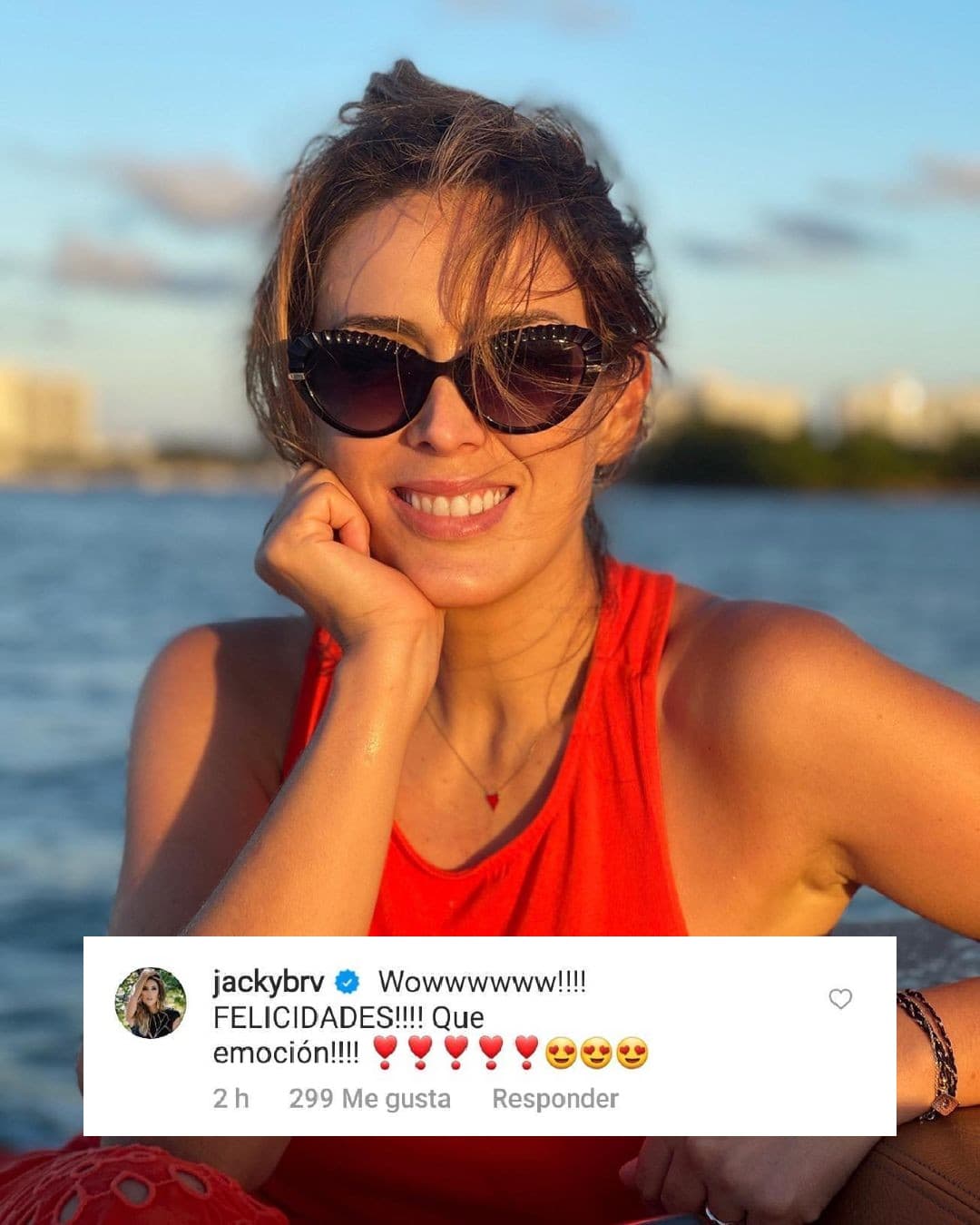 <b>Jacqueline Bracamontes</b> compartió su "emoción" por el compromiso de la pareja.