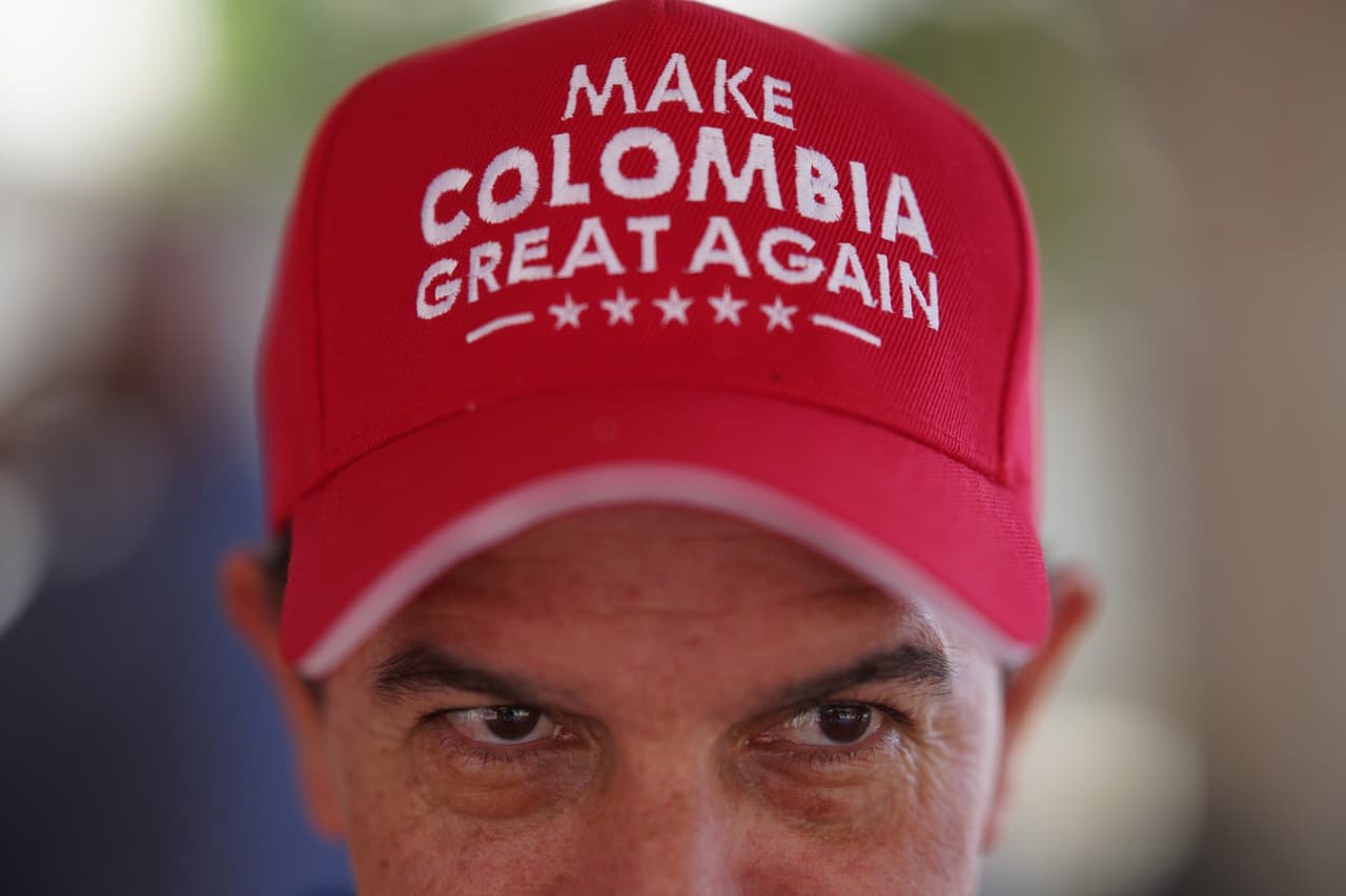 Un votante con una gorra que dice "Hagamos a Colombia Grande De Nuevo" espera en la fila durante la segunda vuelta de las elecciones en Barranquilla.