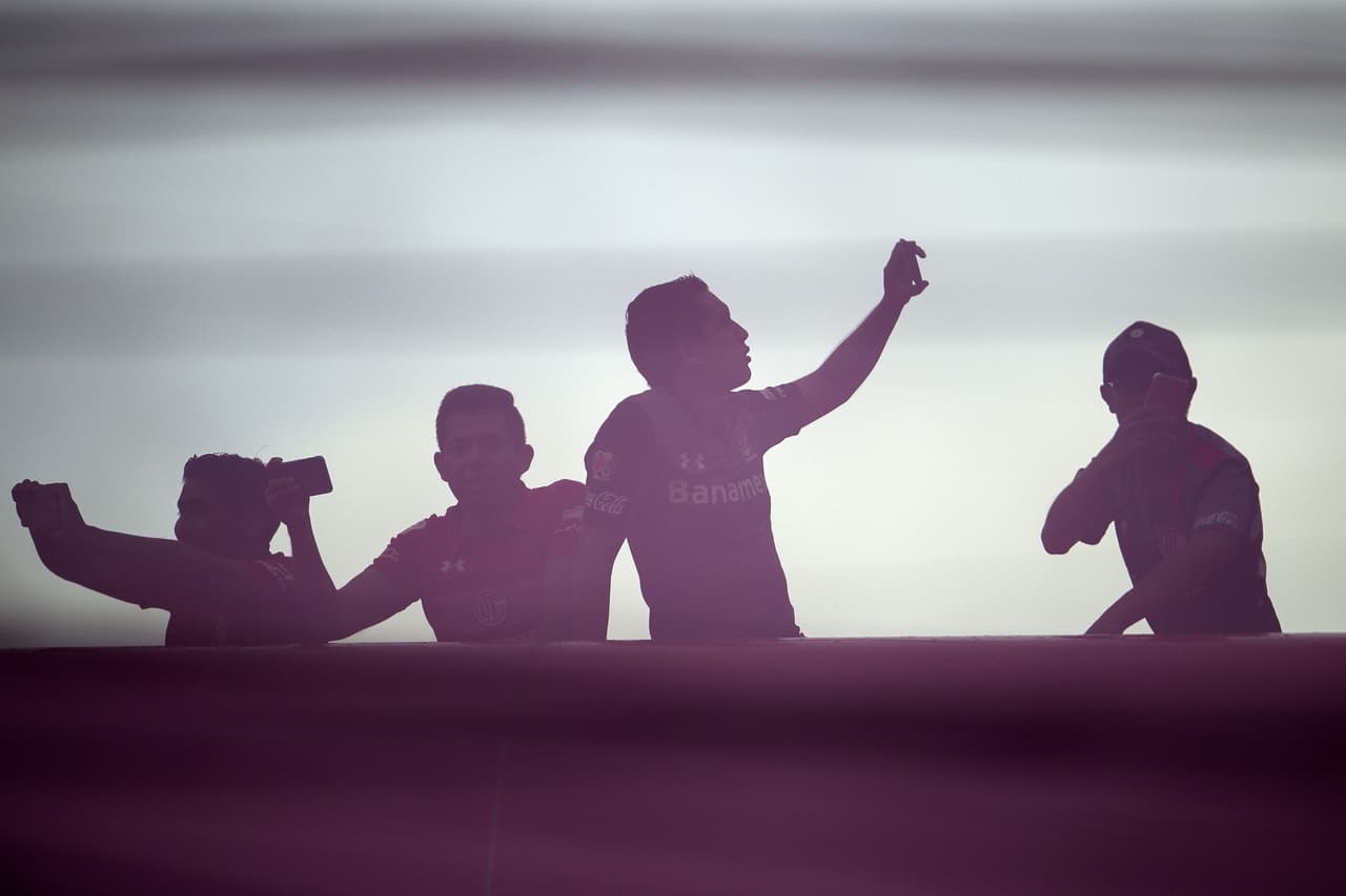 El colorido y uso de humo hizo que por momentos algunos apenas se vieran entre las sombras.