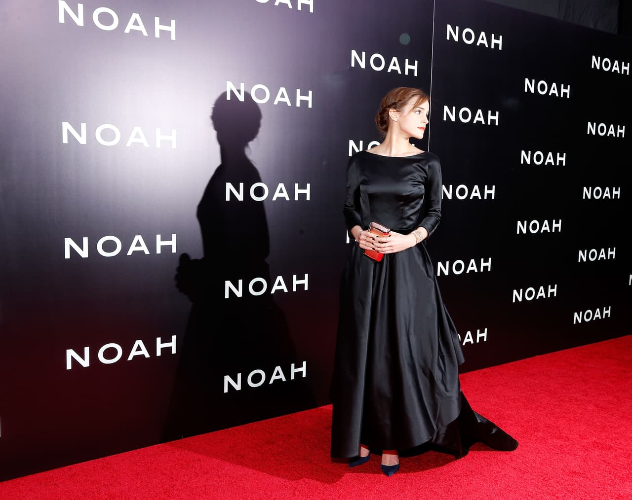 En contraste con su atuendo blanco, Emma Watson posó con un vestido negro para el estreno de la misma película ('Noah', basada en la Biblia) en Nueva York.