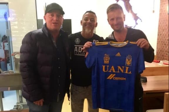 Alfredo Intriago (en medio) posando con la camiseta de Tigres.