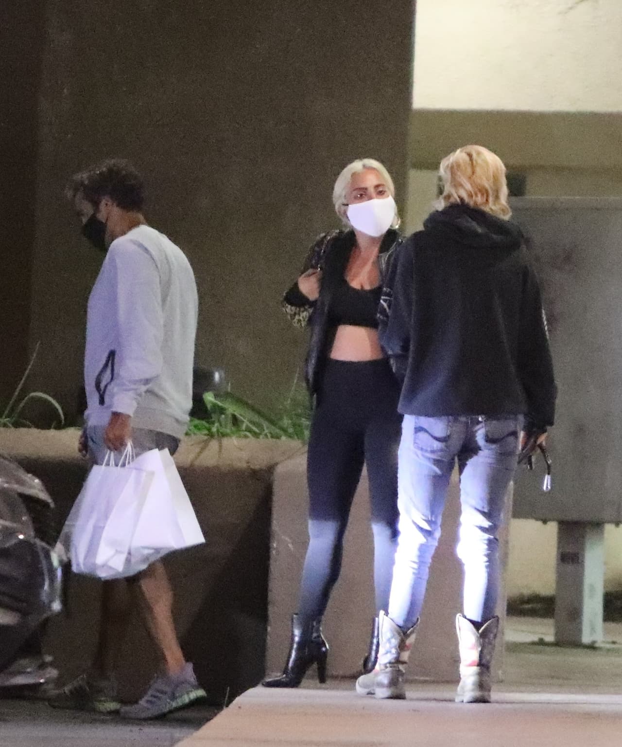 Ese día por la noche, la cantante salió a cenar con su novio Michael Polansky (izquierda) en Malibú. 
<br>