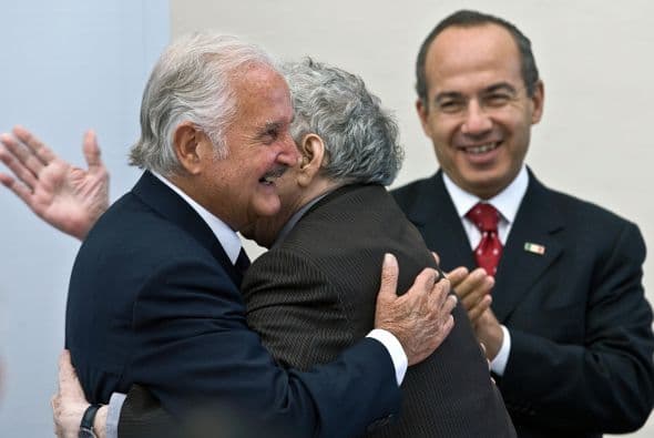 García Márquez abraza al escritor Carlos Fuentes junto al presidente de México, Felipe Calderón, en 2008.