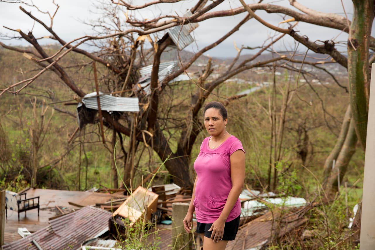 <b>Puesto 3: huracán María. Categoría 4. Septiembre de 2017. 2,975 fallecidos.</b> El poderoso fenómeno meteorológico 
<a href="https://www.univision.com/noticias/huracan-maria/vieques-el-paraiso-tropical-boricua-que-fue-destruido-por-el-huracan-maria-fotos-fotos">atravesó de punta a punta Puerto Rico</a> y 
<a href="https://www.univision.com/puerto-rico/wlii/noticias/huracan-maria/fotos-de-puerto-rico-tras-el-huracan-maria-y-seis-meses-despues-fotos">causó una devastación sin precedentes</a> que oficialmente dejó solo 64 fallecidos, según los primeros cálculos. A casi un año de la tragedia, 
<a href="https://www.univision.com/puerto-rico/wlii/noticias/huracan-maria/de-64-a-casi-3-000-la-cifra-oficial-de-muertos-por-el-huracan-maria-en-puerto-rico-se-multiplica">un estudio encomendado por el gobierno local a la Universidad George Washington</a> multiplicó el número de víctimas reconocidas oficialmente. La investigación se basó en los fallecimientos ocurridos por la ausencia de servicios básicos después del paso del ciclón.