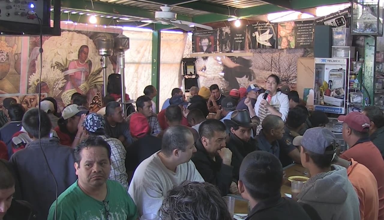 Un día en el 'comedor de los deportados', el lugar al que llegan los repatriados de la frontera de Arizona