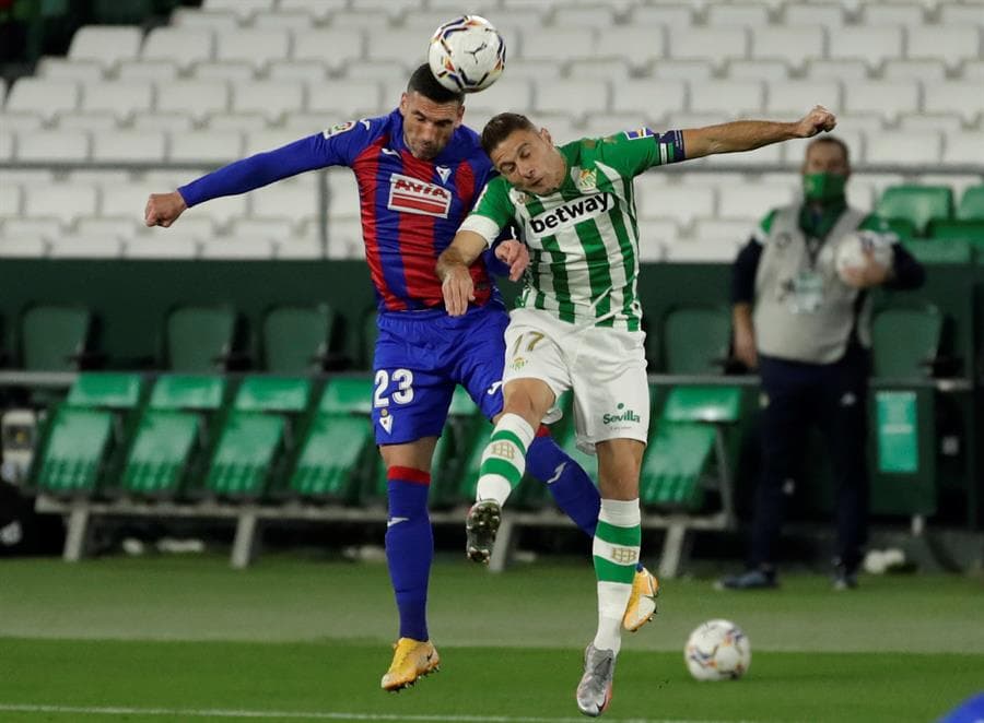 Real Betis no puede con Eibar, pierde 0-2 y se encuentra a dos posiciones del descenso en La Liga. Yoshinori Muto se encargó de hacer el primer tanto para su equipo, seguido de Esteban Burgos, quien cobró penal a favor de su equipo para llevarse la victoria en el Benito Villamarín.